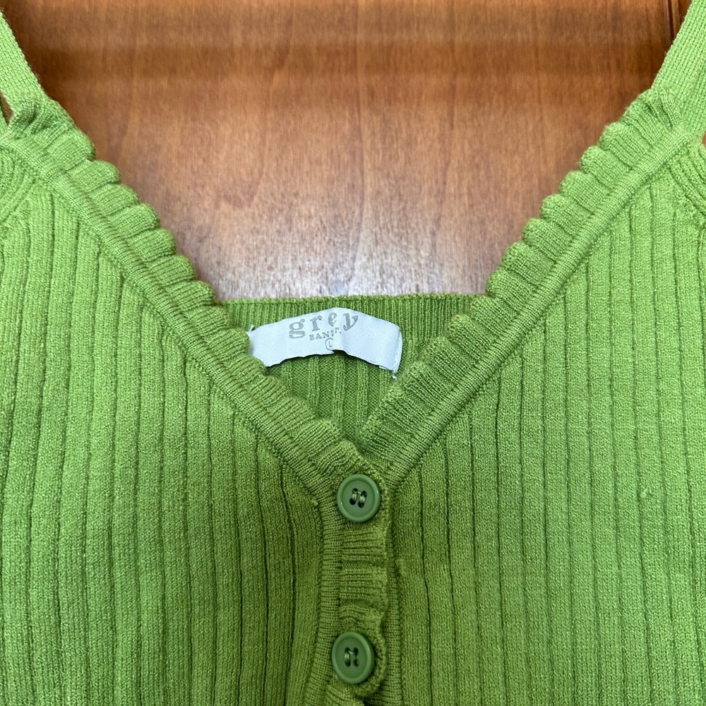 Green Ribbed V‑Neck Button Tank Top - Picture 2 of 4